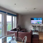 Great City Centre Getaway Apartment 2 Bed Near The Beach And Shopping Area