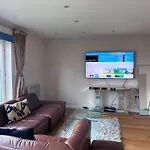 Great City Centre Getaway Apartment 2 Bed Near The Beach And Shopping Area
