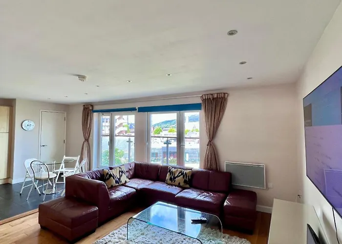 Great City Centre Getaway Apartment 2 Bed Near The Beach And Shopping Area