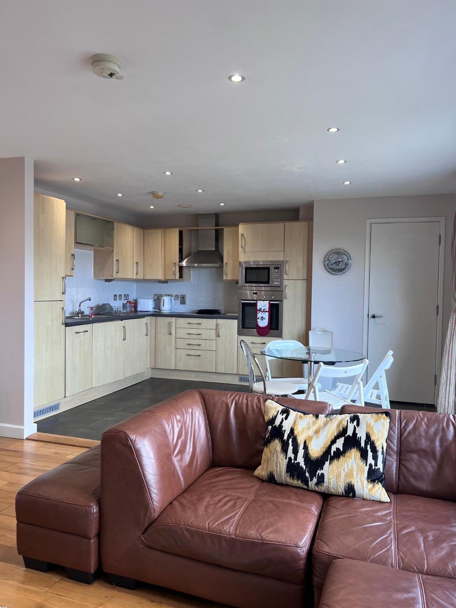Great City Centre Getaway 2 Bed Near The Beach And Shopping Area *